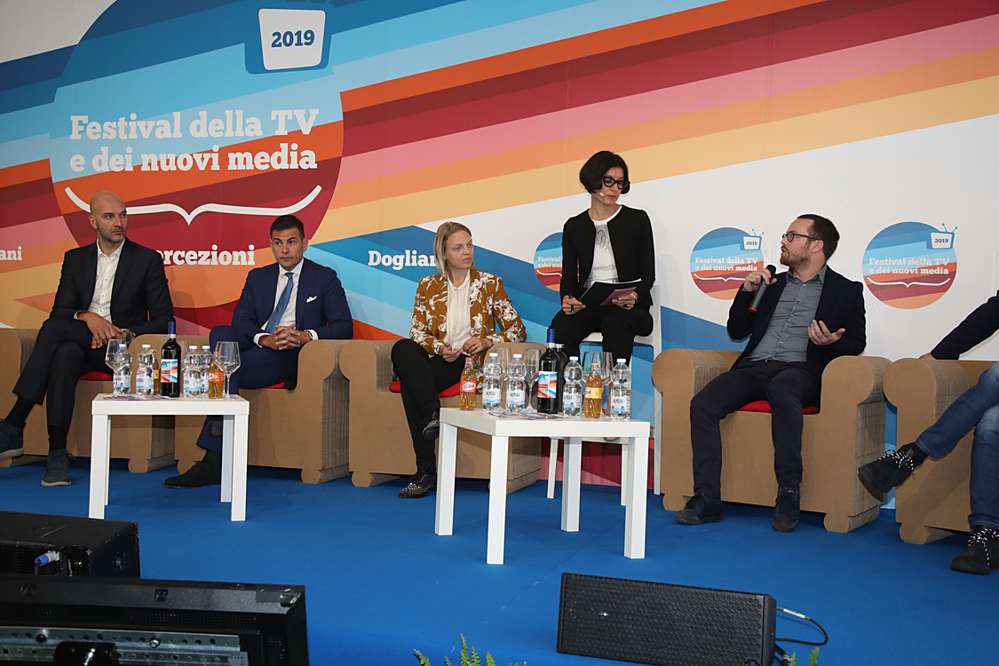 Festival della TV e dei Nuovi Media 2019_136.jpg - Road to Tokyo 2020: Eurosport e l’esperienza olimpica Cosa significa partecipare a una Olimpiade? E magari vincere una medaglia d’oro?  Alcuni tra i grandi atleti azzurri, tra cui la portabandiera di PyeongChang 2018 Arianna Fontana, raccontano le loro sfide, le loro emozioni e i loro successi a cinque cerchi.  E per Eurosport, broadcaster ufficiale delle prossime tre Olimpiadi, la sfida di portare nelle case degli italiani un’esperienza mai vista prima.